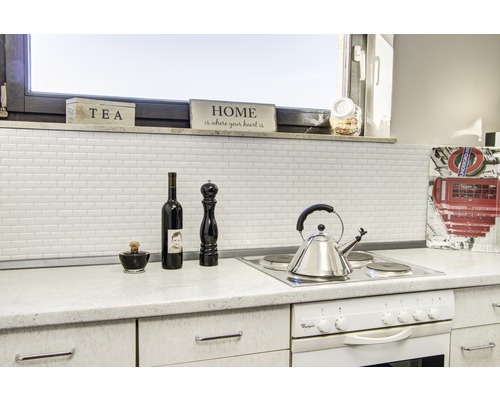 Scenă de bucătărie cu perete de faianță, aragaz și decorațiuni