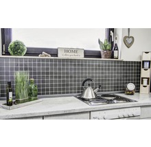 Scenă de bucătărie cu plăci de mozaic, decorațiuni și plită