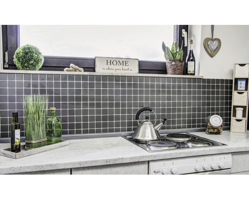 Scenă de bucătărie cu plăci de mozaic, decorațiuni și plită