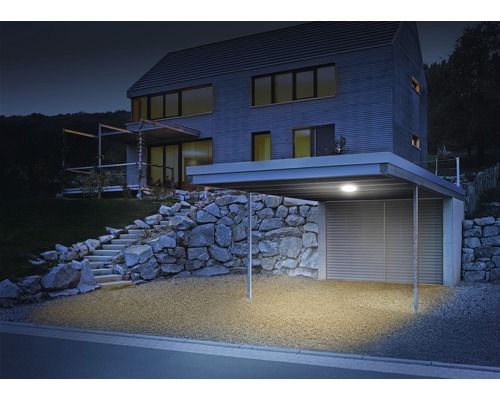 Copertină auto iluminată la o casă modernă cu scări de piatră