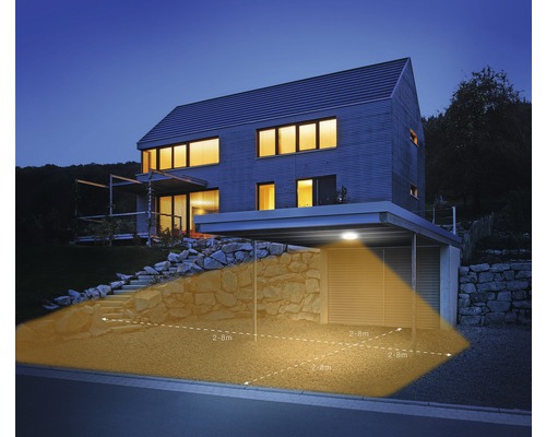 Casă modernă cu carport și lumină exterioară cu senzor de mișcare care iluminează o zonă de 2,8 metri.