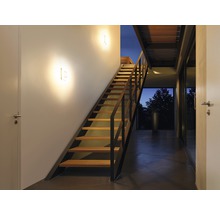 Design interior cu scări, lămpi de perete și vedere spre exterior