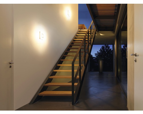Design interior cu scări, lămpi de perete și vedere spre exterior
