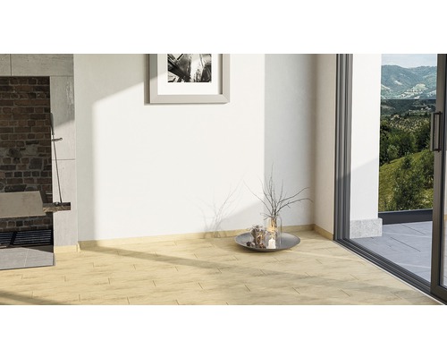 Interior cu gresie cu aspect de lemn, șemineu zidit și ușă de terasă