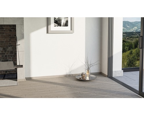 Cameră luminoasă cu gresie ceramică cu aspect de lemn, șemineu deschis și ușă glisantă