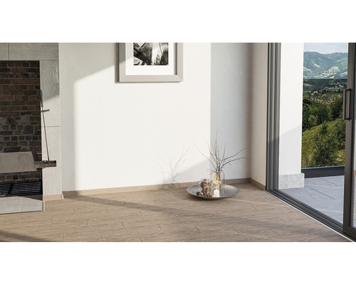 Cameră luminoasă cu pardoseală cu gresie, șemineu pentru grătar și ușă de terasă