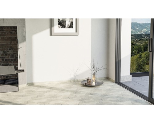 Cameră luminoasă cu pardoseală cu gresie, grătar și fereastră cu vedere