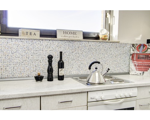 Scenă de bucătărie cu plăci de mozaic, aragaz și articole decorative