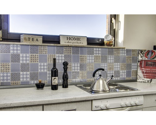 Scenă de bucătărie cu gresie, plită și ustensile de bucătărie