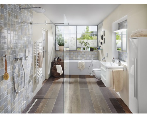 Baie cu duș, cadă, chiuvetă și toaletă cu design luminos