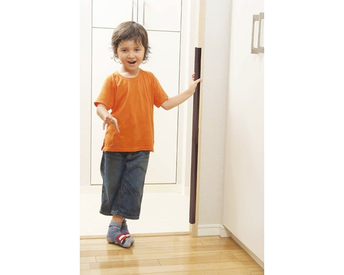 Copil în tocul ușii cu protecție la impact