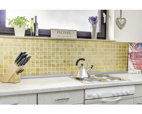 Scenă de bucătărie cu plăci de mozaic, aragaz și ustensile de bucătărie