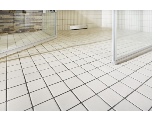 Baie cu plăci de podea pătrate și cabină de duș