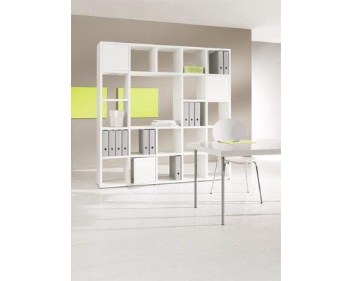 Raft alb cu compartimente pentru depozitarea bibliorafturilor și a cărților într-un birou.