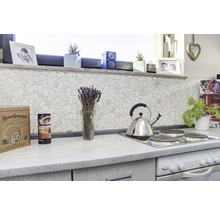 Scenă de bucătărie cu perete mozaicat, ceainic și obiecte decorative pe blat