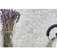 Perete decorativ cu plăci de mozaic din piatră naturală într-un interior, completat cu lavandă într-o vază de sticlă și un ceainic din oțel inoxidabil.