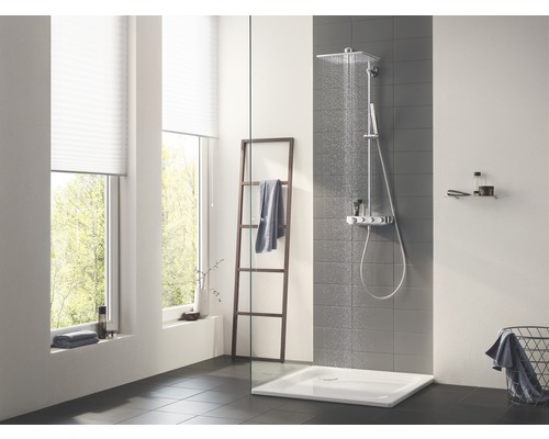 Baie luminoasă cu duș, cadă de duș și raft tip scară