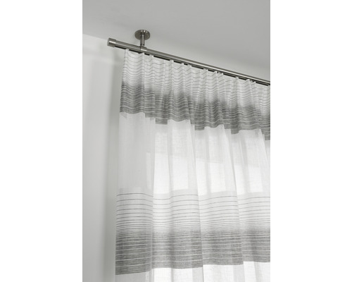 Perdea cu model în dungi pe o tijă de perdea