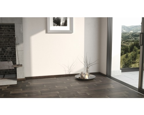 Cameră de zi cu podea din lemn, șemineu și fereastră cu vedere la natură