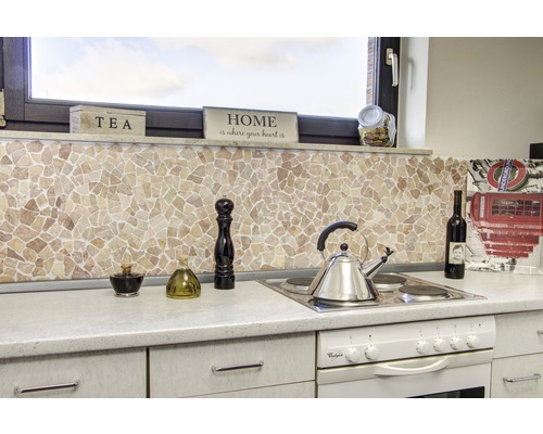 Scenă de bucătărie cu perete de faianță, ustensile de gătit și decorațiuni