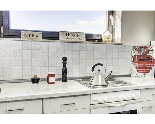 Scenă de bucătărie cu ustensile de bucătărie pe blat