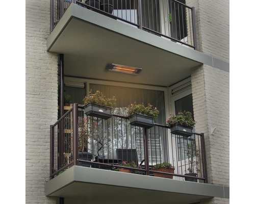 Balcon cu încălzitor și jardiniere pe balustrade