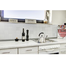 Scenă de bucătărie cu plită, ceainic și decorațiuni pe blat