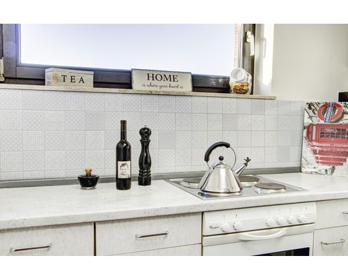 Scenă de bucătărie cu plită, ceainic și decorațiuni pe blat