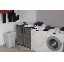 Spălătorie cu mașină de spălat, uscător, sortator de rufe, coș de rufe și dulap