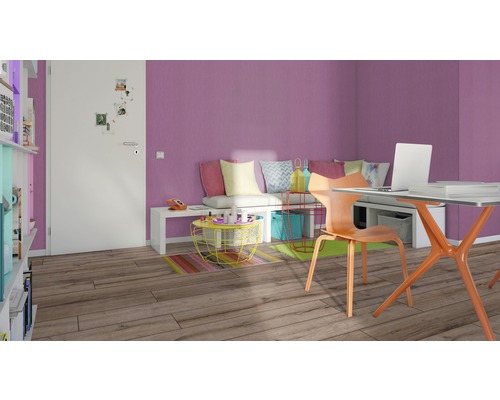 Living luminos cu birou, scaun, canapea cu perne și decorațiuni