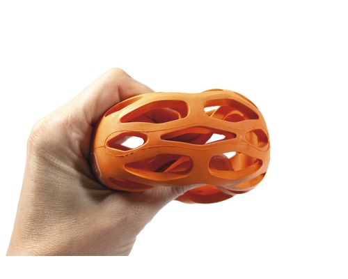 Minge portocalie cu model perforat ținută în mână