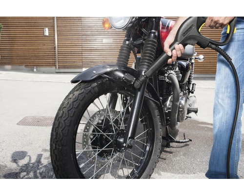 Curățare motocicletă cu un aparat de curățat cu presiune