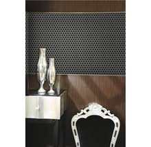 Scenă cu plăci de mozaic hexagonale pe perete, combinate cu o măsuță laterală și un scaun