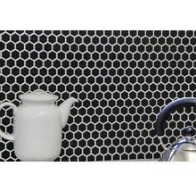 Decor de perete cu plăci de mozaic în formă hexagonală și ceainice