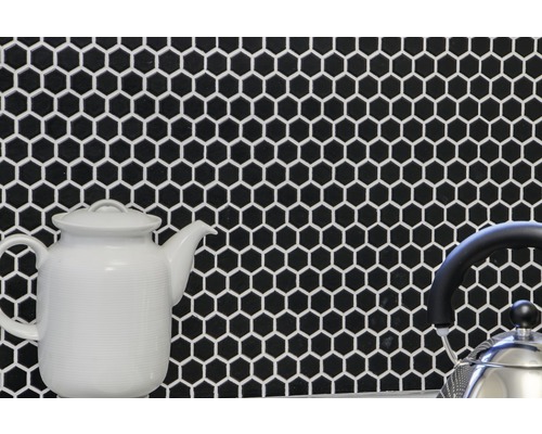 Decor de perete cu plăci de mozaic în formă hexagonală și ceainice