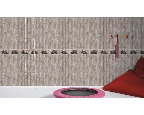 Cameră de copii cu tapet aspect lemn și bordură cu tractor, scară de frânghie și sac de șezut roșu