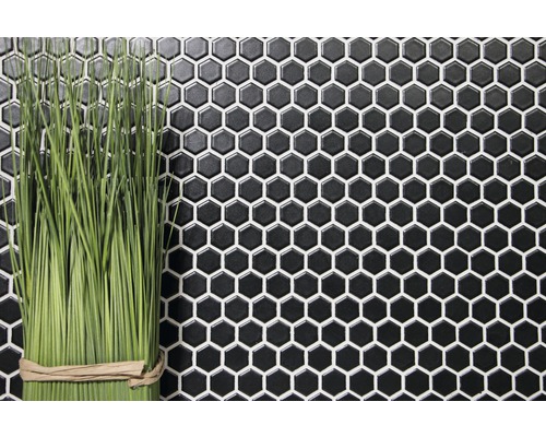 Perete cu plăci de mozaic hexagonale și decorațiuni
