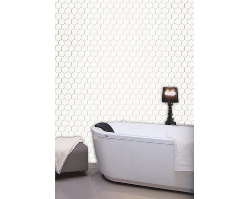 Baie cu cadă independentă și plăci hexagonale pe perete