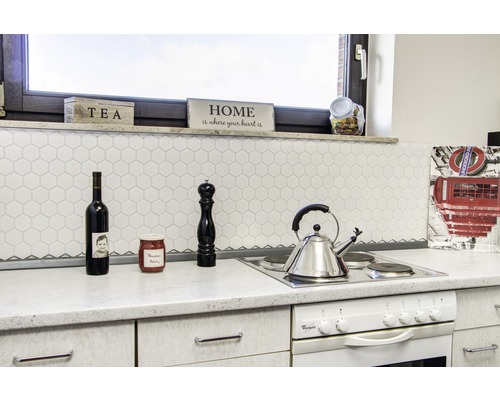 Scenă de bucătărie cu plită, ceainic și decorațiuni