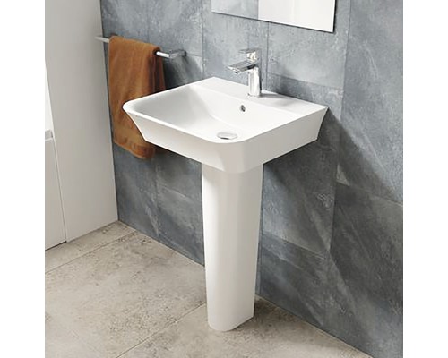 Chiuvetă cu piedestal într-o baie