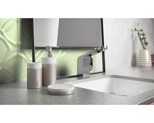 Chiuvetă de baie cu robinet, dozator de săpun, suport pentru periuțe de dinți și savonieră