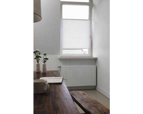 Cameră de zi cu masă, bancă și jaluzea plisată la fereastră pentru intimitate și protecție solară