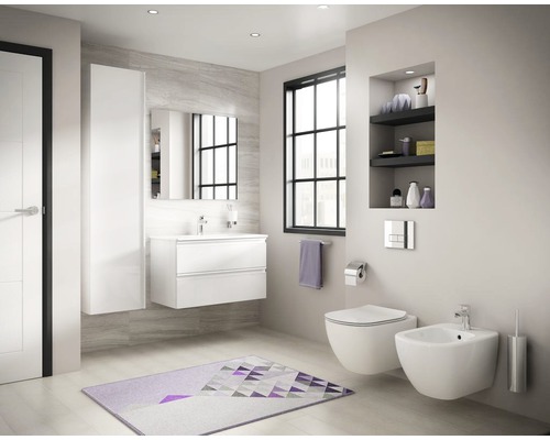 Baie modernă cu lavoar, dulap cu oglindă, toaletă și bideu