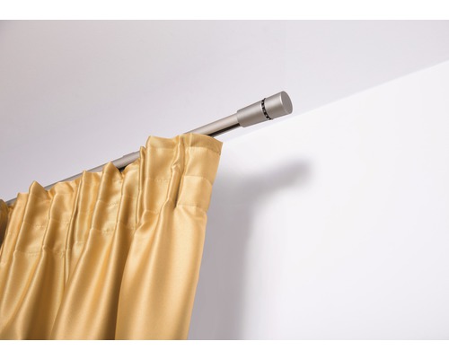 Cortină pe tijă metalică pentru perdele