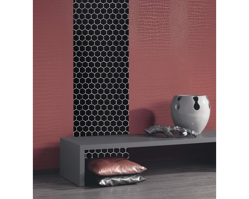 Design interior cu tapet cu aspect de piele de crocodil și modele hexagonale, dulap jos gri cu decorațiuni și perne