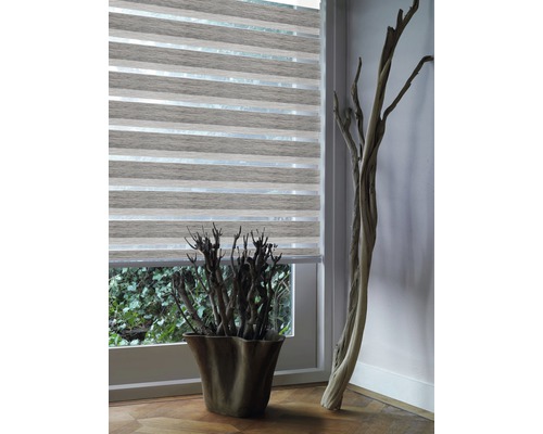 Decorarea ferestrelor cu rulou dublu modern și elemente decorative din lemn pentru un design interior elegant