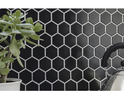 Plăci hexagonale, lucioase, negre, cu rosturi albe, ca fundal.