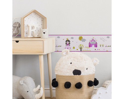 Cameră de copii cu bordură de poveste, noptieră și jucării