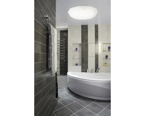 Baie modernă cu cadă, gresie și suport pentru prosoape