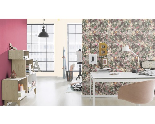 Birou decorativ cu tapet cu model floral, birou și raft